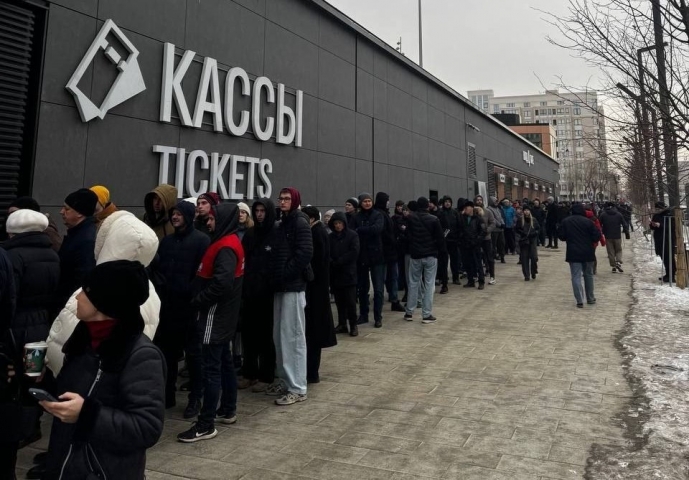 Ажиотаж у “УГМК Арены”: сотни екатеринбуржцев штурмуют кассы за бесплатными билетами на первый матч “Авто” - ВЕДОМОСТИ Урал - Новости Екатеринбурга и Свердловской области сегодня
