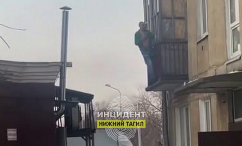 “Весеннее обострение” в Нижнем Тагиле: мужчина устроил погром в квартире и выбросил вещи с балкона - ВЕДОМОСТИ Урал - Новости Екатеринбурга и Свердловской области сегодня