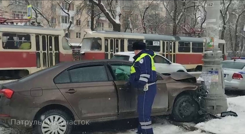 ДТП на проспекте Ленина в Екатеринбурге: “Шкода” сбила девушку на переходе - ВЕДОМОСТИ Урал - Новости Екатеринбурга и Свердловской области сегодня