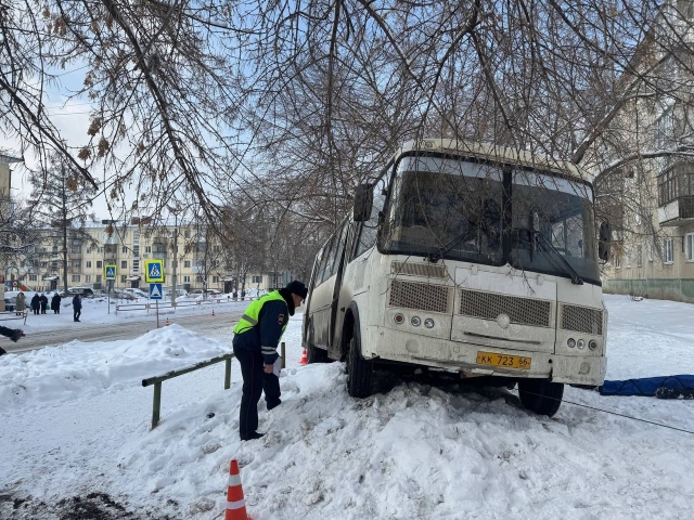 Смертельное ДТП в Каменске-Уральском: автобус вылетел на тротуар, погибла женщина - ВЕДОМОСТИ Урал - Новости Екатеринбурга и Свердловской области сегодня