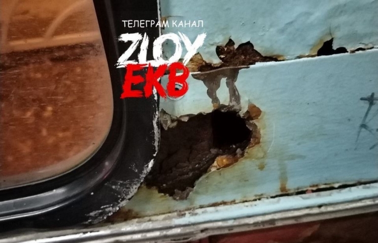 “Троллейбус-ветеран” в Екатеринбурге: пассажиры жалуются на дыру в обшивке 32-го маршрута - ВЕДОМОСТИ Урал - Новости Екатеринбурга и Свердловской области сегодня