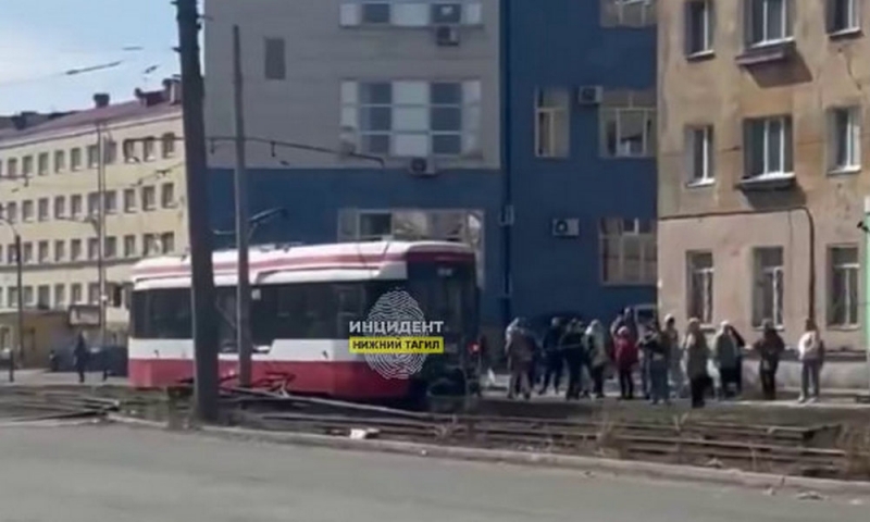 Трамвай под напряжением: в Нижнем Тагиле рухнувшая опора едва не устроила “электрический” коллапс - ВЕДОМОСТИ Урал - Новости Екатеринбурга и Свердловской области сегодня