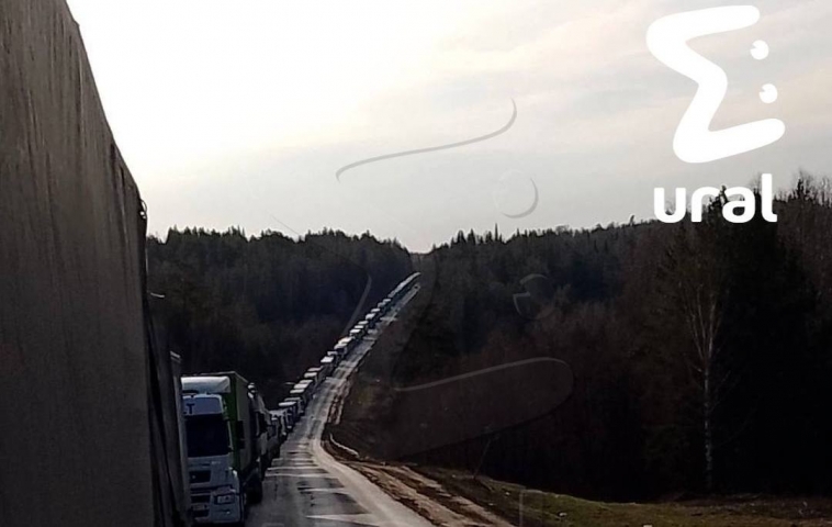 Сотни людей застряли в 100-километровой пробке под Симом: на трассе царит атмосфера взаимопомощи - ВЕДОМОСТИ Урал - Новости Екатеринбурга и Свердловской области сегодня