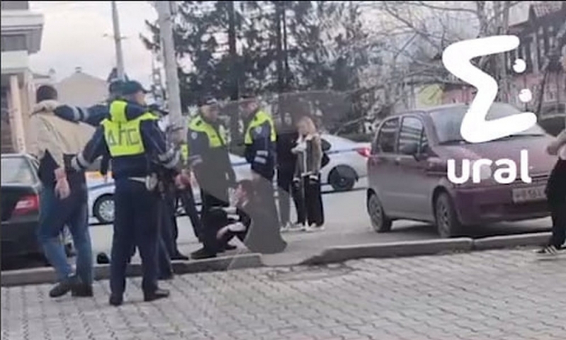 В Екатеринбурге агрессор с ножом сбежал от трех экипажей ГАИ - ВЕДОМОСТИ Урал - Новости Екатеринбурга и Свердловской области сегодня