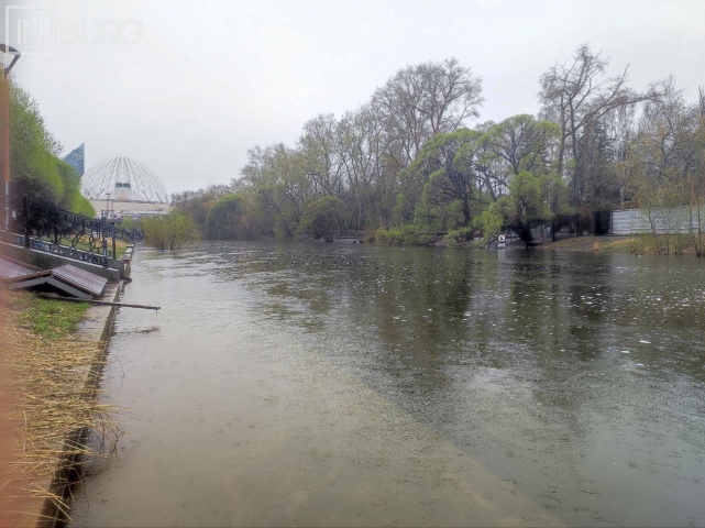 Набережная в центре Екатеринбурга ушла под воду: прогулки стали невозможны - ВЕДОМОСТИ Урал - Новости Екатеринбурга и Свердловской области сегодня