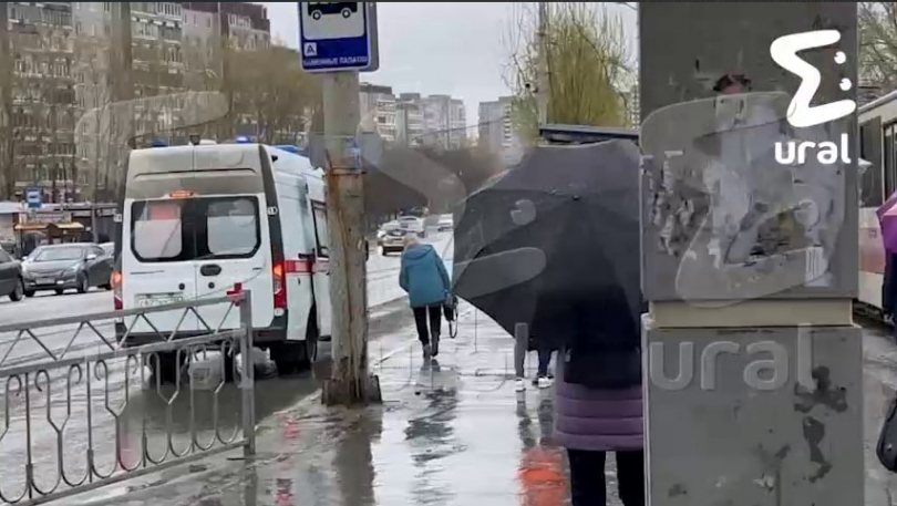 В Екатеринбурге пенсионерка выпала из трамвая: движение маршрутов парализовано - ВЕДОМОСТИ Урал - Новости Екатеринбурга и Свердловской области сегодня
