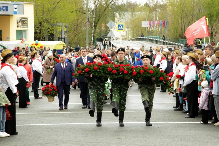 Парад, каша и кино: жители Среднеуральска отпраздновали 80 лет Победы с размахом - ВЕДОМОСТИ Урал - Новости Екатеринбурга и Свердловской области сегодня