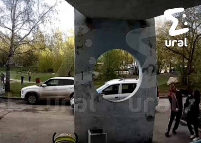 Автохам в Екатеринбурге: женщина с детьми пострадала от водителя, чуть не сбившего ребенка - ВЕДОМОСТИ Урал - Новости Екатеринбурга и Свердловской области сегодня