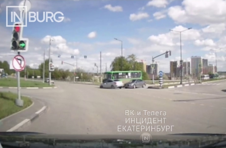 Жесткое ДТП в Екатеринбурге: легковушка “встретилась” с автобусом на Новосинарском бульваре - Новости Свердловской области — последние события в Екатеринбурге и области