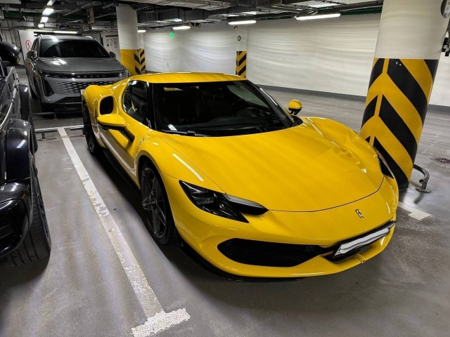 Екатеринбург “на стиле”: на парковке засветился суперкар Ferrari 296 GTB ценой в квартиру - Новости Свердловской области — последние события в Екатеринбурге и области