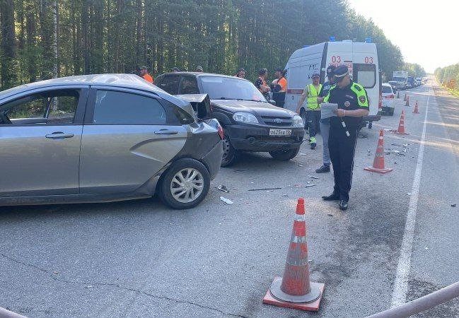 Массовое ДТП парализовало движение под Екатеринбургом, есть пострадавшие - Новости Свердловской области — последние события в Екатеринбурге и области