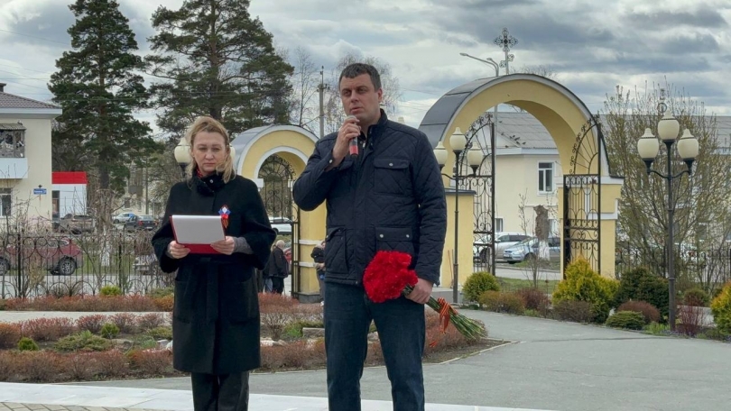 В Среднеуральске возле храма открыли стенд памяти участников СВО - ВЕДОМОСТИ Урал - Новости Екатеринбурга и Свердловской области сегодня